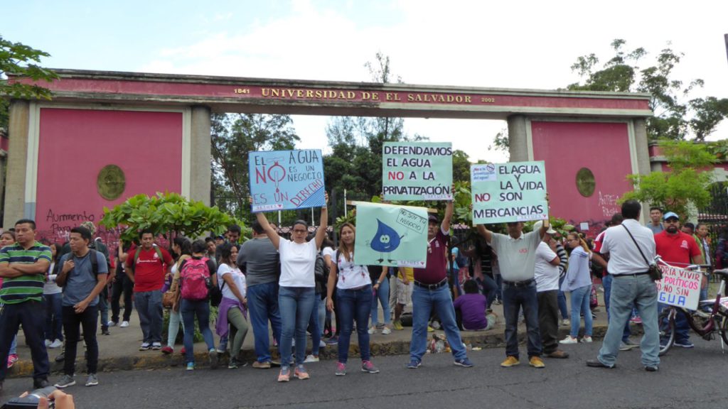 Marcha frente a UES.jpg